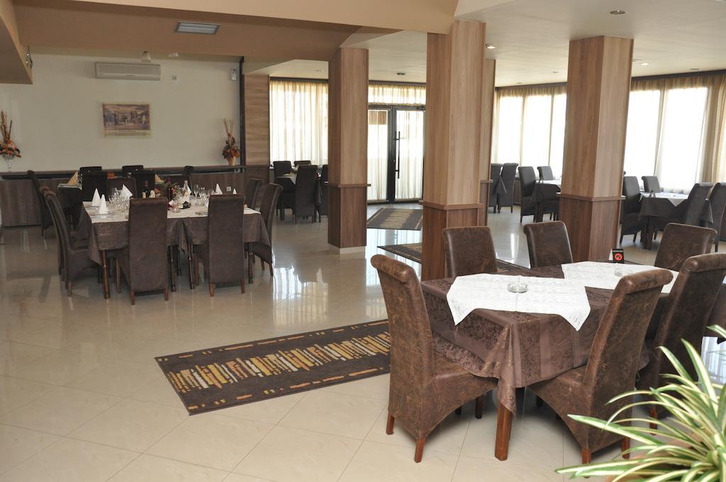 Hotel Extra Lion Md Ниш Ресторан фото
