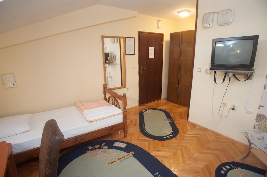 Hotel Extra Lion Md Ниш Экстерьер фото